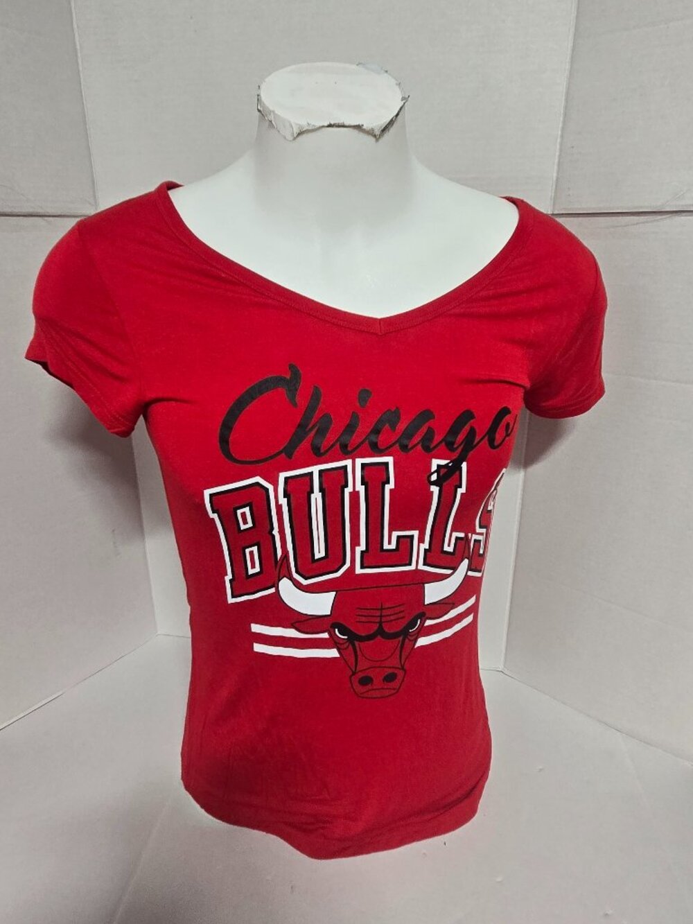 🏀 Chicago Bulls Women’s Red V-Neck T-Shirt – Size Medium